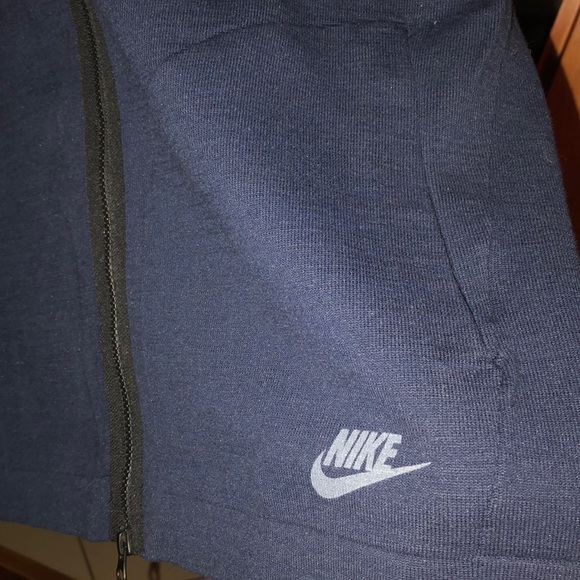 NIKE - Picture 3 of 4